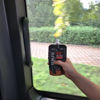 Dlouhé cesty busem či vlakem? Třeba na vánoční trhy? 🚍🎄 Pastee vám dodá energii a zasytí vás, aniž byste se cítili...